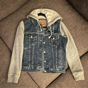 Levi’s Hooded denim Jacket **NEW**